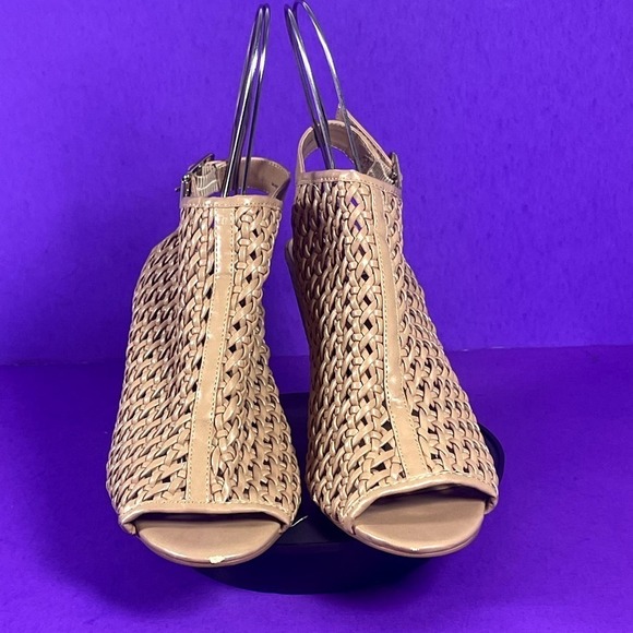 Vince Camuto EIANA Caged Peep Toe Lattice Pyramid Slingback Sandals Size 10 - Picture 2 of 9